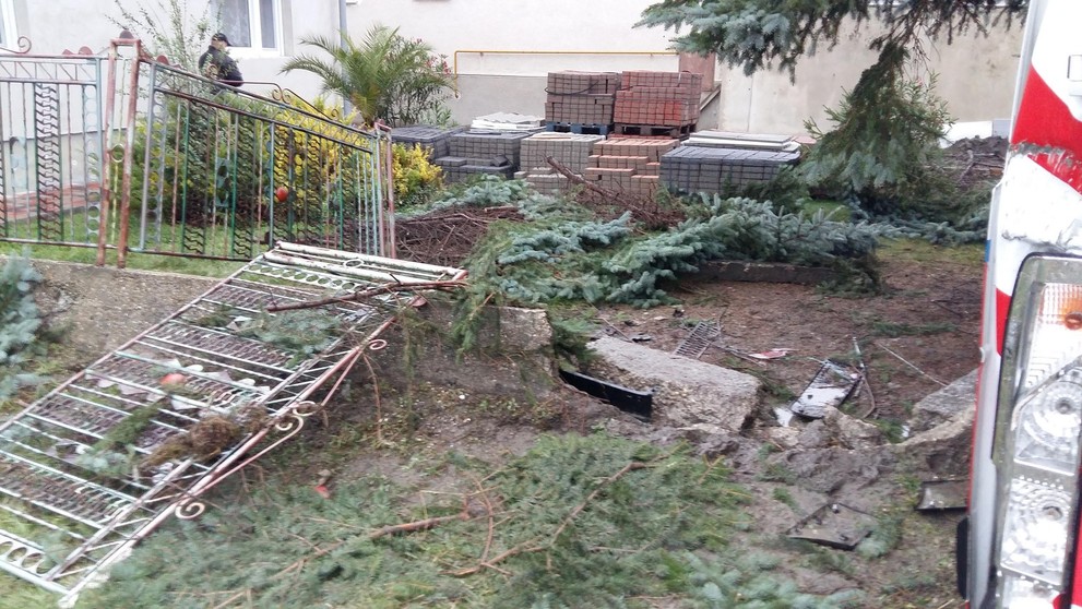 Nehoda sanitky v obci Nová Stráž.