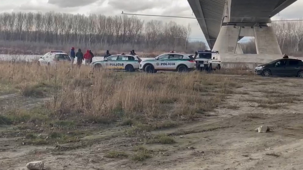 Polícia našla mŕtve ženské telo v Dunaji.