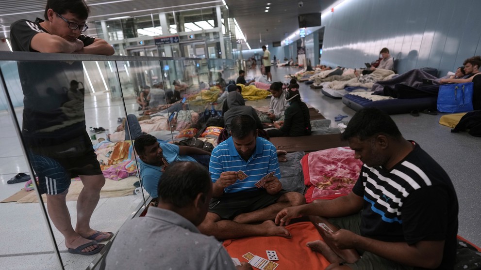 Ľudia sa ukrývajú na stanici metra pred náletmi Iránu v izraelskom meste Ramat Gan neďaleko Tel Avivu.