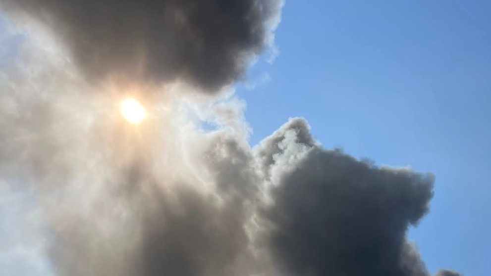 V Dunajskej Strede sa vznietila strecha predajne áut