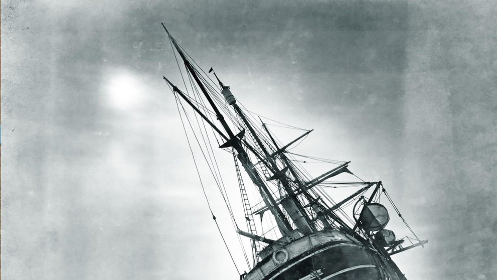 Loď Endurance uviaznutá v ľade na snímke z roku 1915.