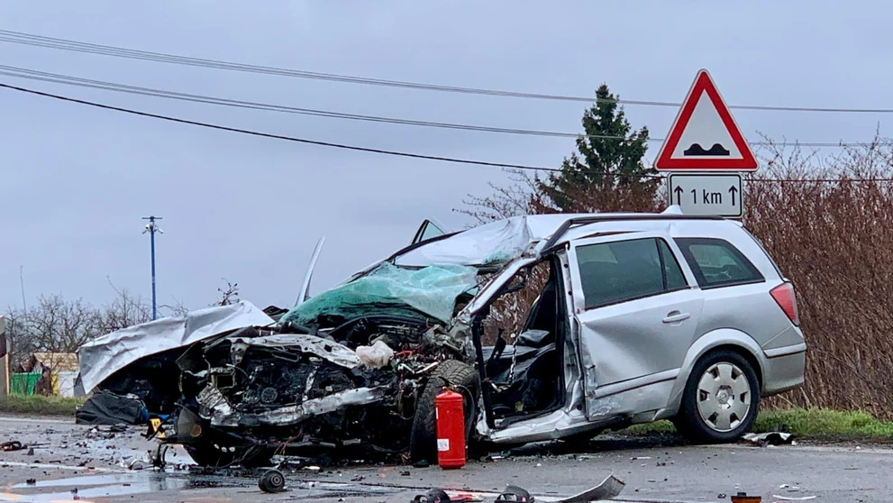 Po nehode bolo osobné auto na ceste a nákladné mimo nej