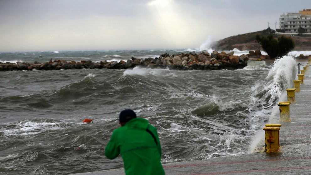 Muž si fotí obrovské vlny počas nepriaznivého počasia v prístavnom meste Rafina.