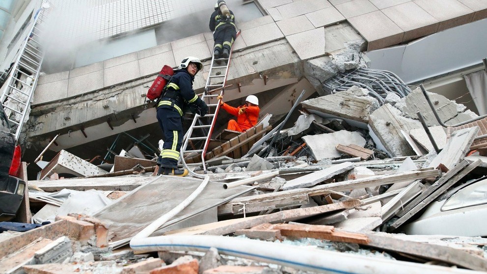 Padajúce budovy ničili všetko, čo im stálo v ceste. 