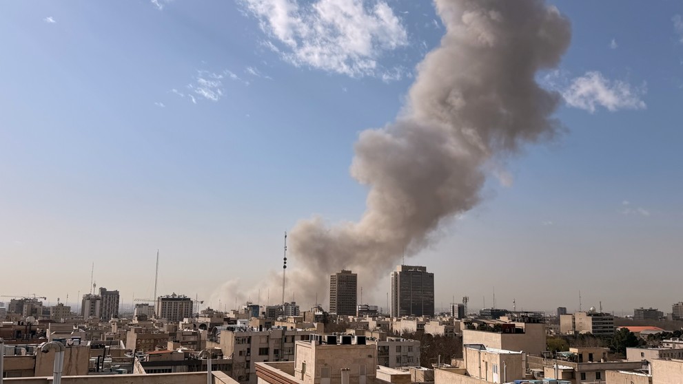 Po výbuchu v Teheráne stúpa dym nad obzorom.