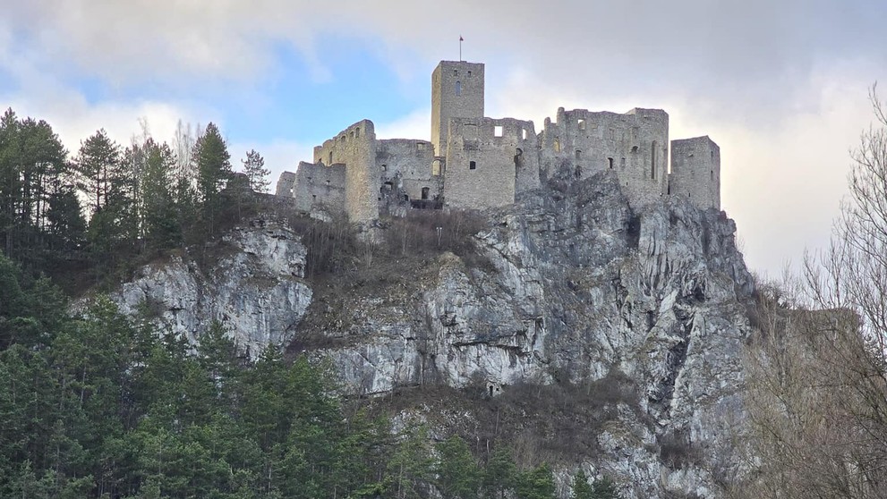 Český rybár Jakub Vágner loví hlavatky vo Váhu pod hradom Strečno.