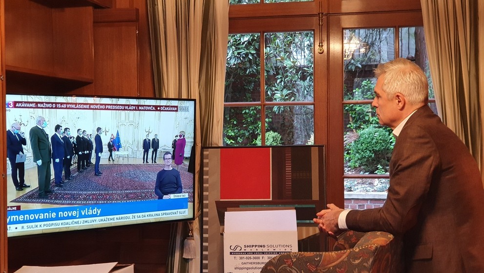 Budúci šéf diplomacie Ivan Korčok si pozrel menovanie vlády vo Washingtone, kde pôsobí ako veľvyslanec.