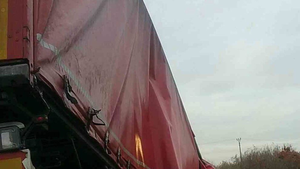 V Medveďove sa zrazili dve dodávky a nákladiak.