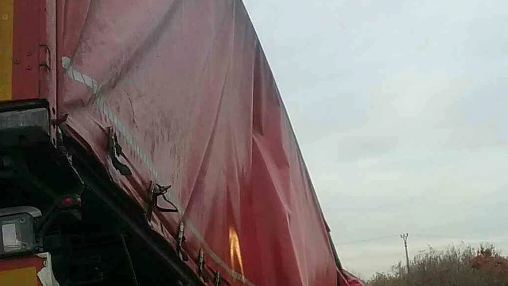 V Medveďove sa zrazili dve dodávky a nákladiak.