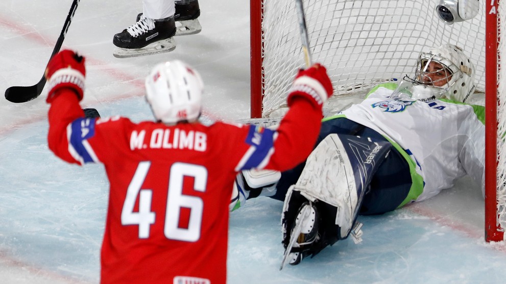 Mathis Olimb (vľavo) z Nórska jasá po góle v sieti slovinského brankára Matiju Pintariča na MS 2017.