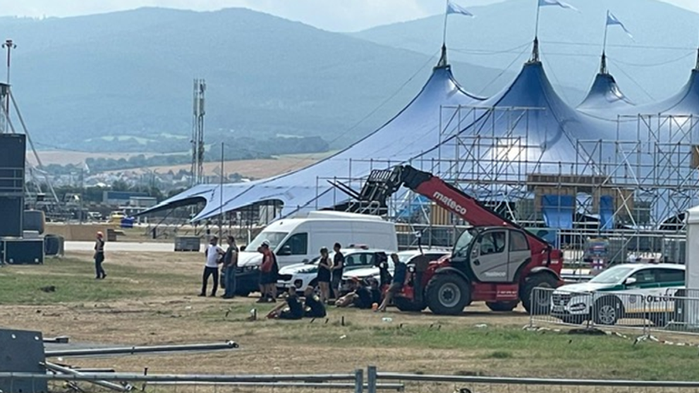 Žeriavy pri zrútenom stane na festivale Pohoda.