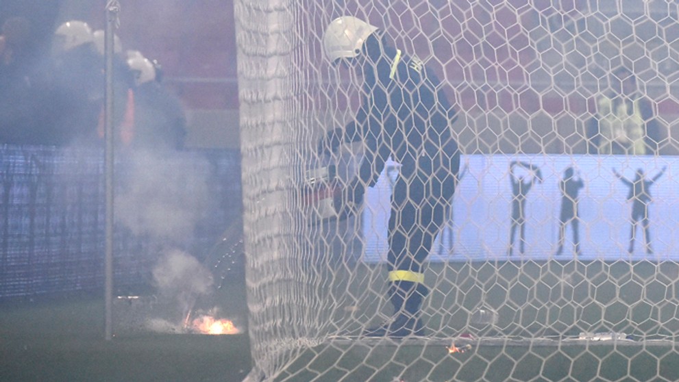 Hasič likviduje pyrotechniku počas finále Slovnaft Cup-u Slovenského pohára ŠK Slovan Bratislava - AS Trenčín.