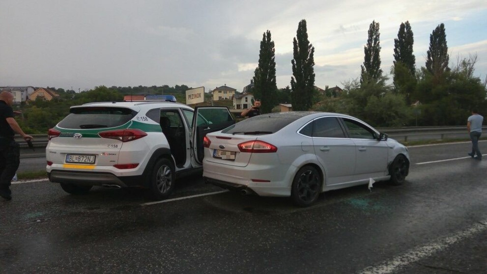 Vodič na výzvy policajtov nereagoval.
