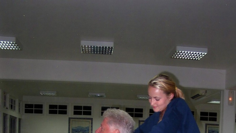 Jedna z obetí Jeffreyho Epsteina masíruje Billa Clintona počas medzipristátia na letisku v Portugalsku. Snímka vznikla v roku 2002.