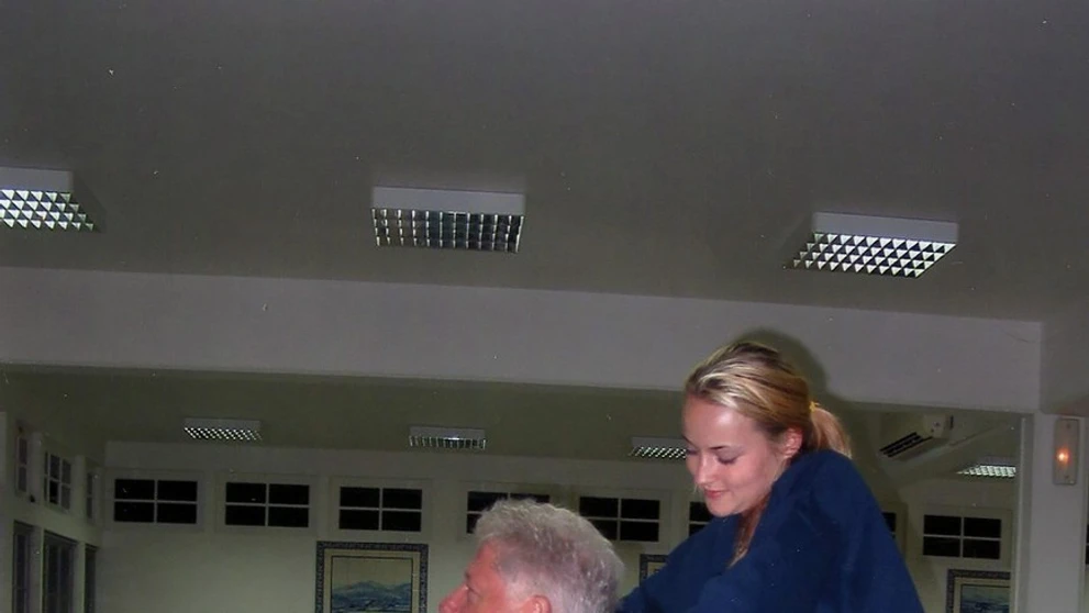 Jedna z obetí Jeffreyho Epsteina masíruje Billa Clintona počas medzipristátia na letisku v Portugalsku. Snímka vznikla v roku 2002.