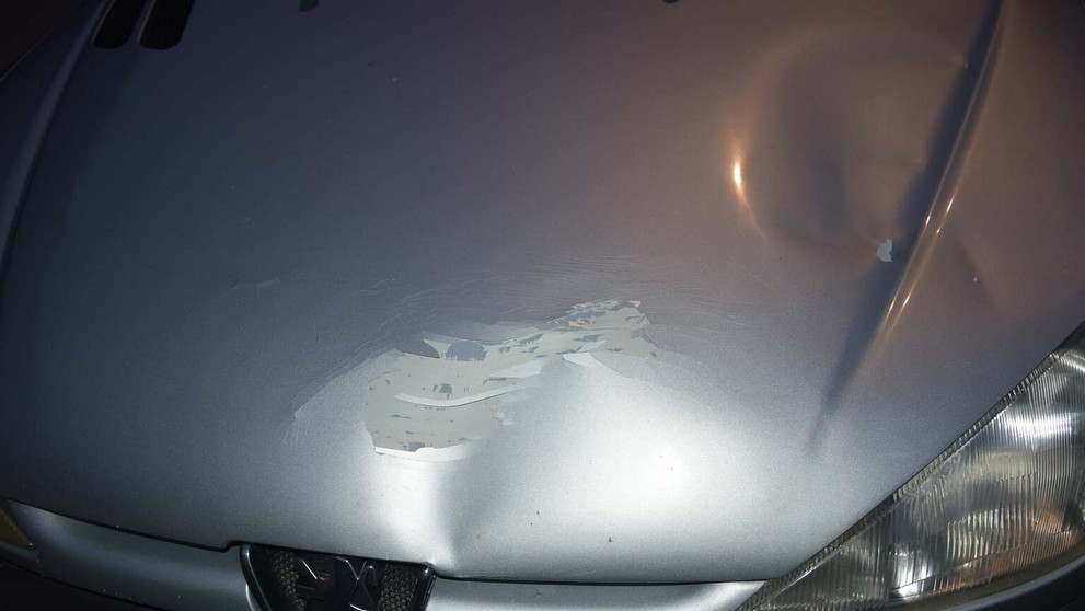 Kapota auta, ktoré vrazilo do koňa s jazdkyňou v obci Dolná Poruba.