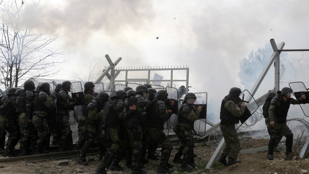 Stovky migrantov sa vrhli na hraničný plot pri meste Gevgelija.