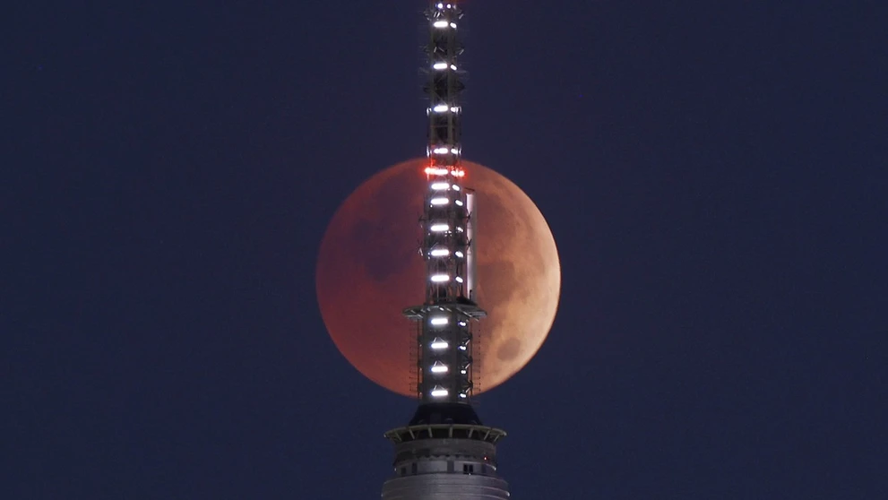 Krvavý Mesiac nad New Yorkom.