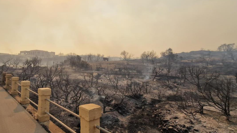 Slovenskí hasiči pomáhajú pri požiari na Rodose.