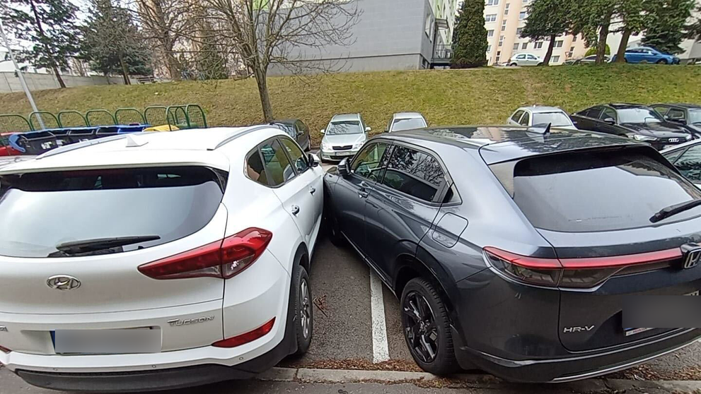 Mladík nabúral päť áut.