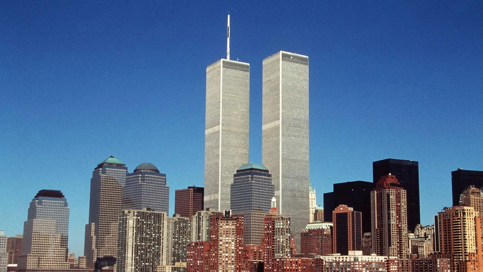 Záber na Svetové obchodné centrum (WTC) z roku 1998. Dvojičky po dokončení budili veľké emócie a mnohí ich opisovali ako „škaredé“ alebo „brutálne“. Stali sa však neoddeliteľnou súčasťou siluety Manhattanu a symbolom New Yorku.