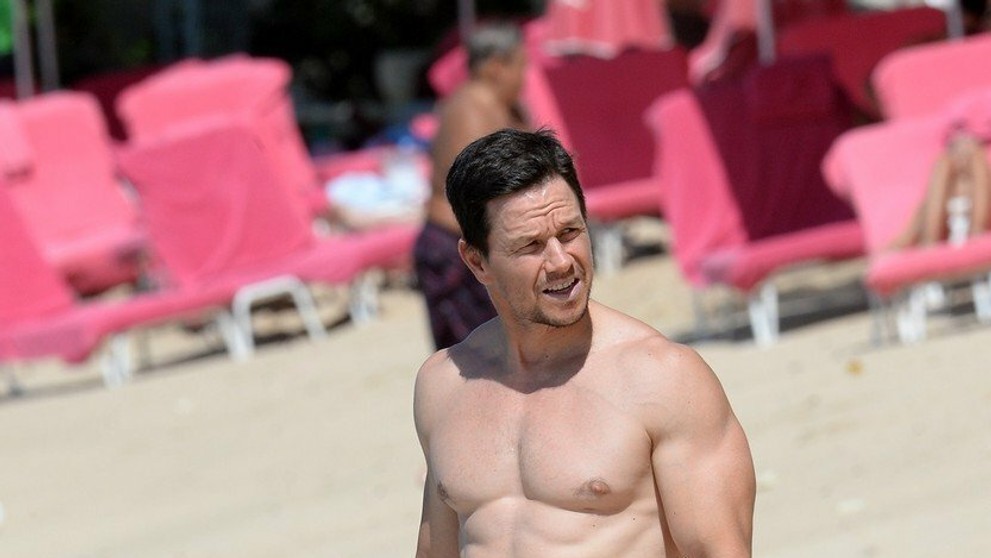 Mark Wahlberg ukázal na Barbadose vypracovanú postavu