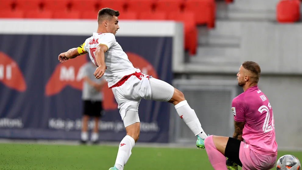 Na snímke vľavo Jakub Kadák (AS Trenčín) v gólovej akcii pred brankárom hostí Matušim Kirom (FC ViOn Zlaté Moravce-Vráble).