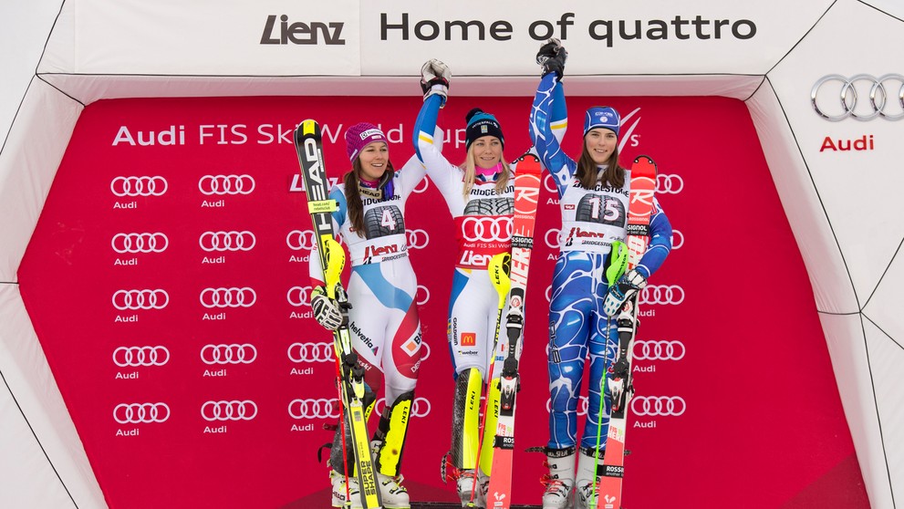 Na snímke tri najlepšie slalomárky z pretekov Svetového pohára v rakúskom Lienzi, ktoré sa konali v utorok 29. decembra 2015. Tr
