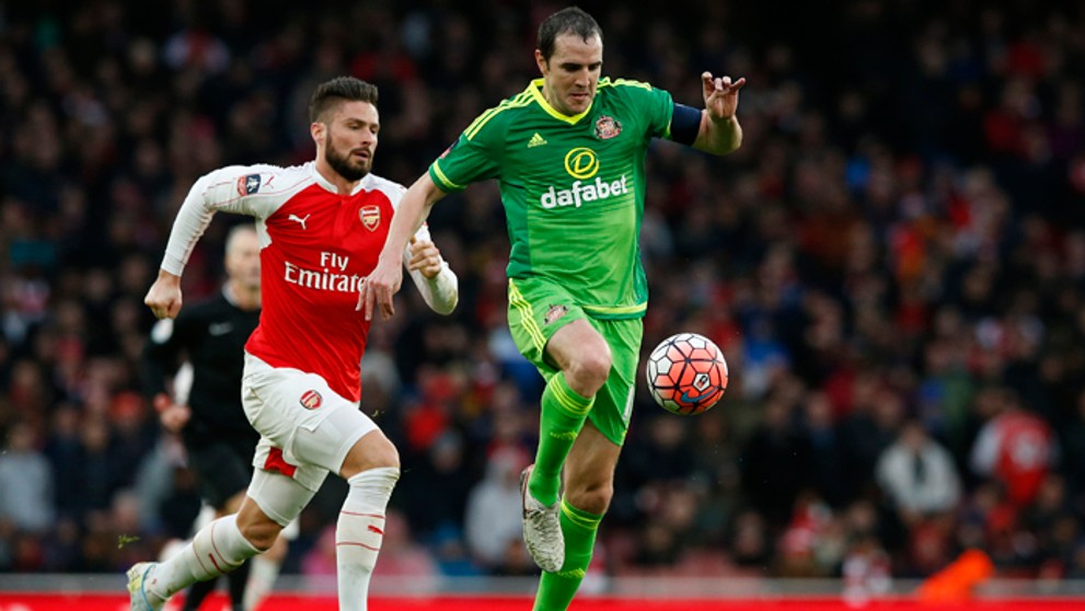 Hráč Sunderlandu John O´Shea (vpravo) a hráč Arsenalo Olivier Giroud v súboji o loptu v zápase Pohára FA.