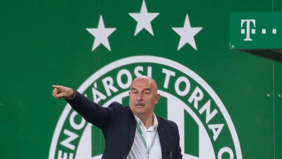 Tréner Ferencvárosu Budapešť Stanislav Čerčesov gestikuluje počas úvodného zápasu 2. predkola LM proti Slovanu Bratislava.