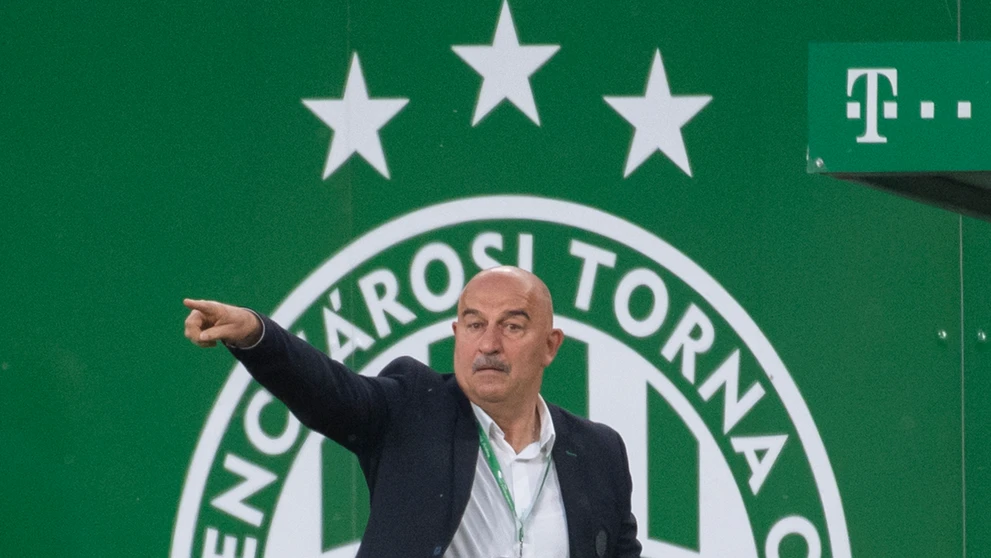Tréner Ferencvárosu Budapešť Stanislav Čerčesov gestikuluje počas úvodného zápasu 2. predkola LM proti Slovanu Bratislava.