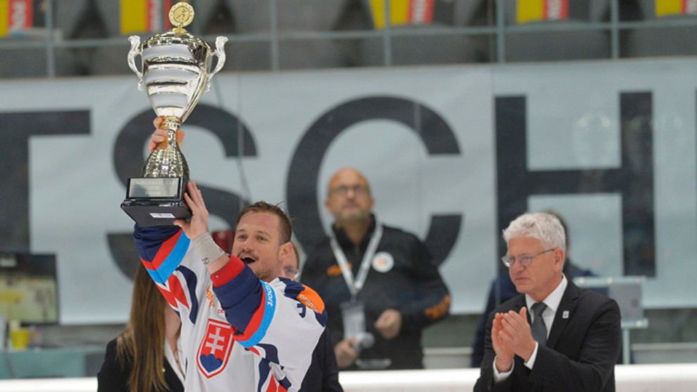 Kapitán Vladimír Dravecký s pohárovou trofejou pre víťaza Nemeckého pohára.
