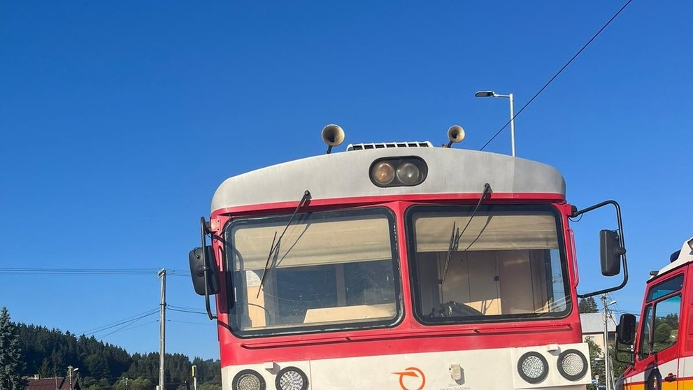 Zrážka osobného auta a vlaku smerujúceho do Nižného Kelčova.