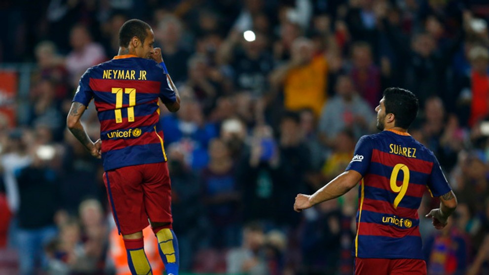 Hráči FC Barcelona - Neymar a Suarez - v zápase proti Rayo Vallecano.
