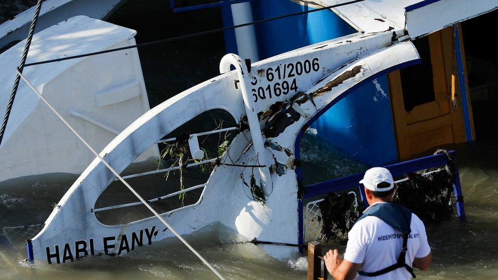 Z hladiny Dunaja zdvíhajú potopenú výletnú loď