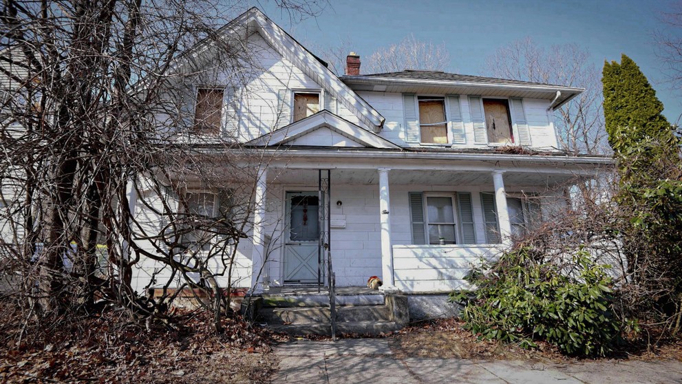 Žena mala väzniť svojho nevlastného syna v dome