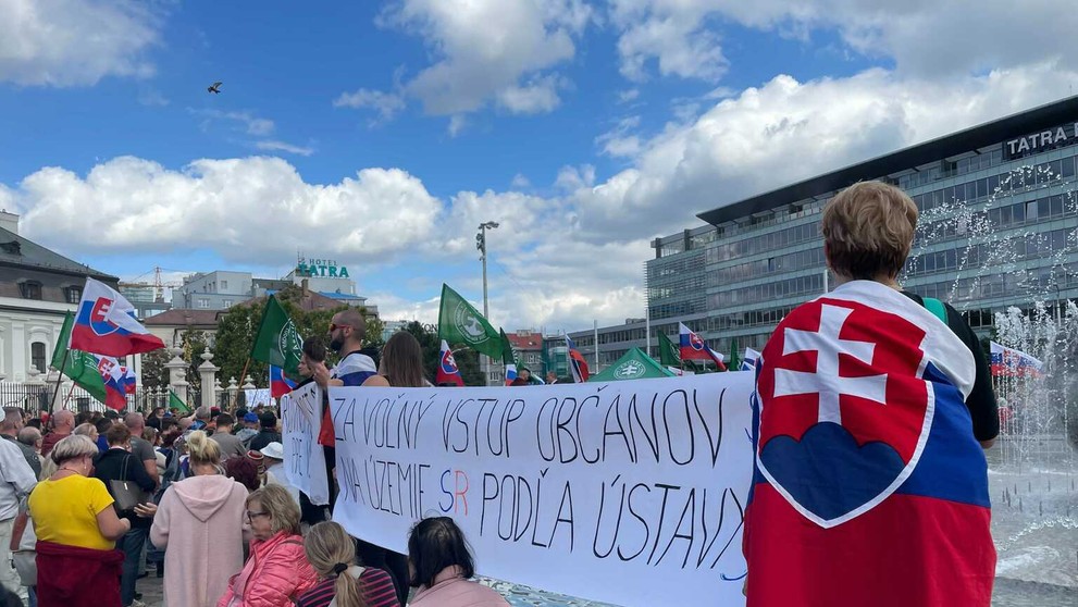 Protest pred Prezidentským palácom proti opatreniam