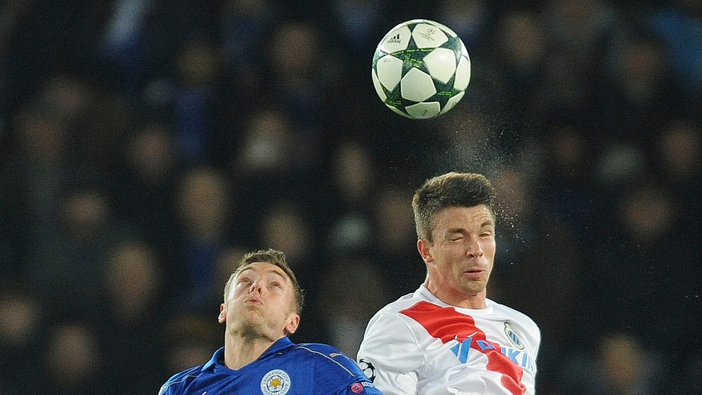 Strelec Leicestru Jamie Vardy (vľavo) v hlavičkovom súboji proti Brandonovi Machelemu z Clubu Bruggy v dueli LM.