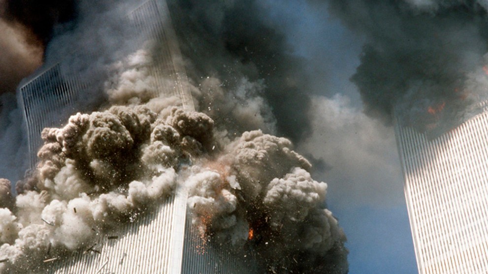 Na snímke z 11. septembra 2001 pád južnej veže Svetového obchodného centra po náraze lietadla počas teroristického útoku.