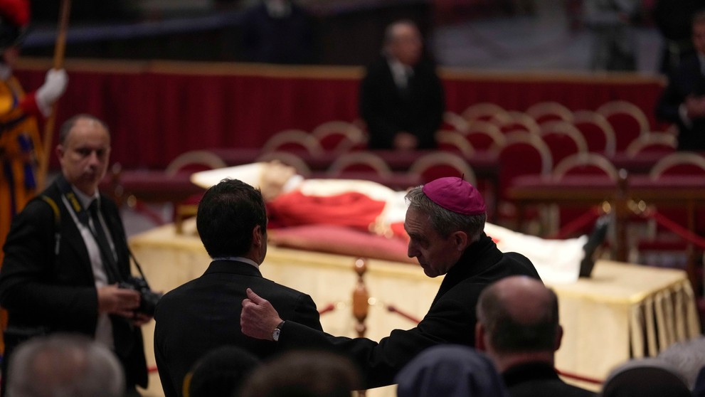 V Chráme svätého Petra vo Vatikáne vystavili k verejnej úcte rakvu s telom zosnulého emeritného pápeža Benedikta XVI.