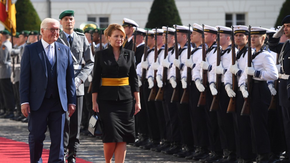 Prezidentka Zuzana Čaputová a nemecký partner Frank-Walter Steinmeier pri podpise do knihy návštev v Berlíne.