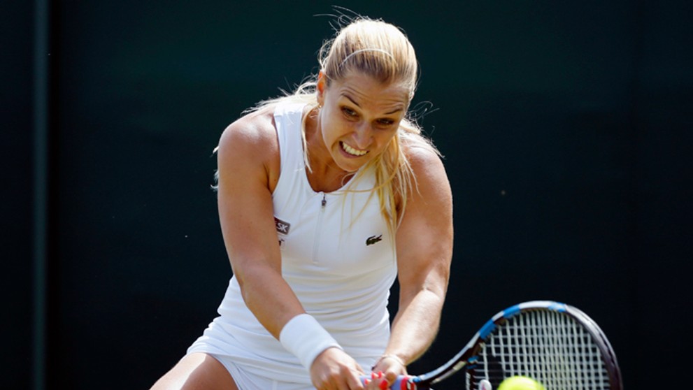 Dominika Cibulková odvracia úder na Wimbledone.