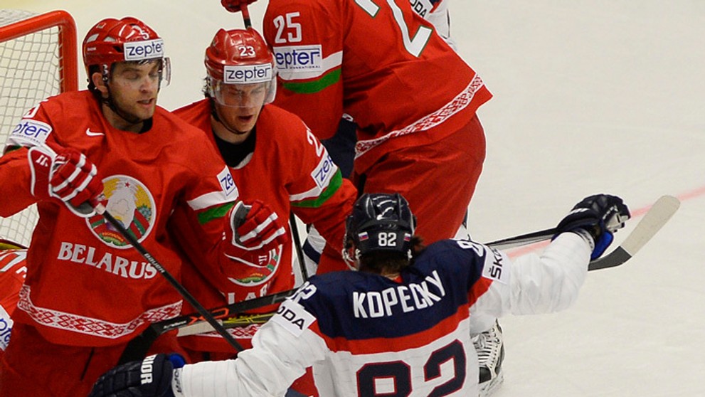 Tomáš Kopecký je tvdo atakovaný hráčmi Bieloruska.