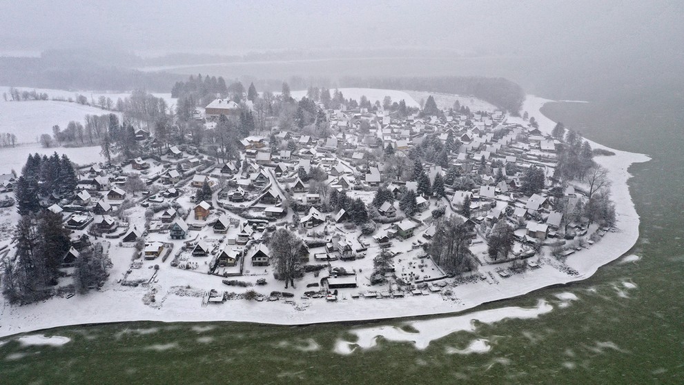 Vodnú nádrž Lipno pokryl zelený ľad zafarbený od siníc.