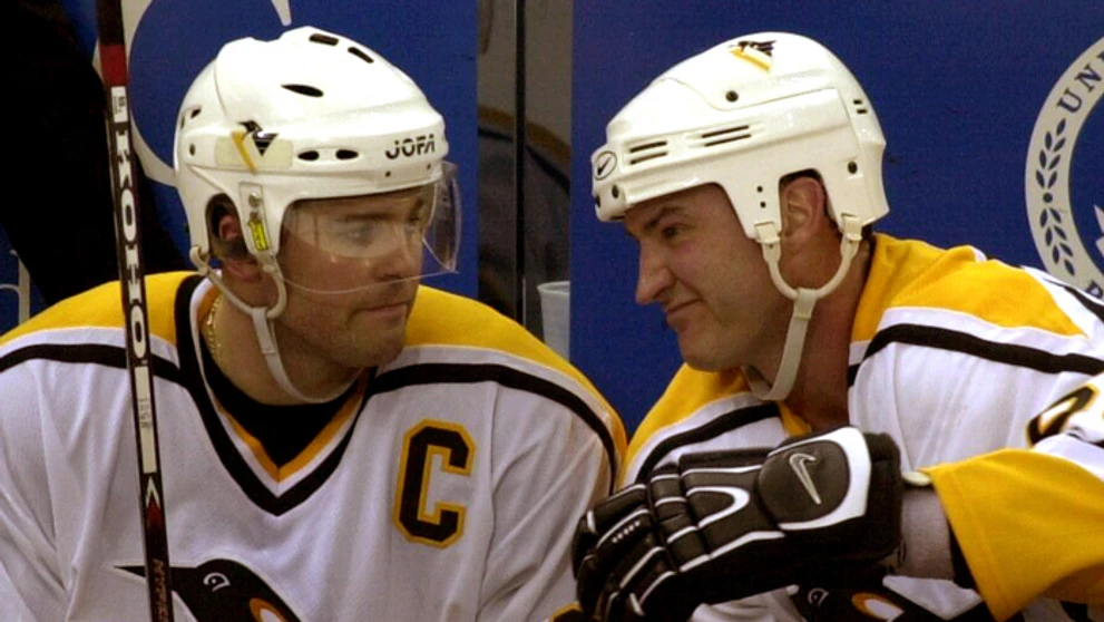 Mario Lemieux a Jaromír Jágr (Pittsburgh Penguins) diskutujú počas zápasu play off (16. apríla 2001)