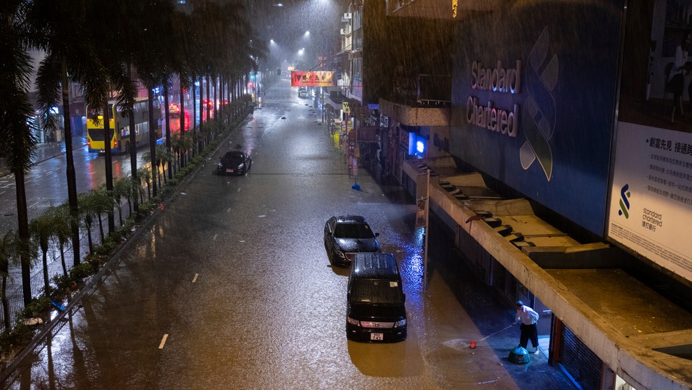 Na snímke zaplavená ulica po rekordných dažďových zrážkach v Hongkongu