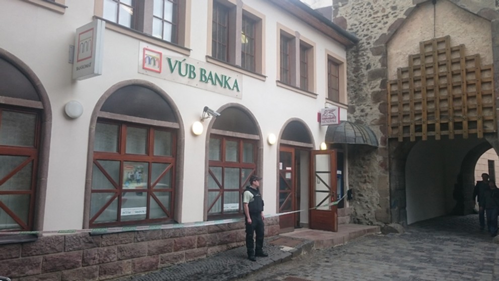 Policajti v Kremnici dolapili bankového lupiča.