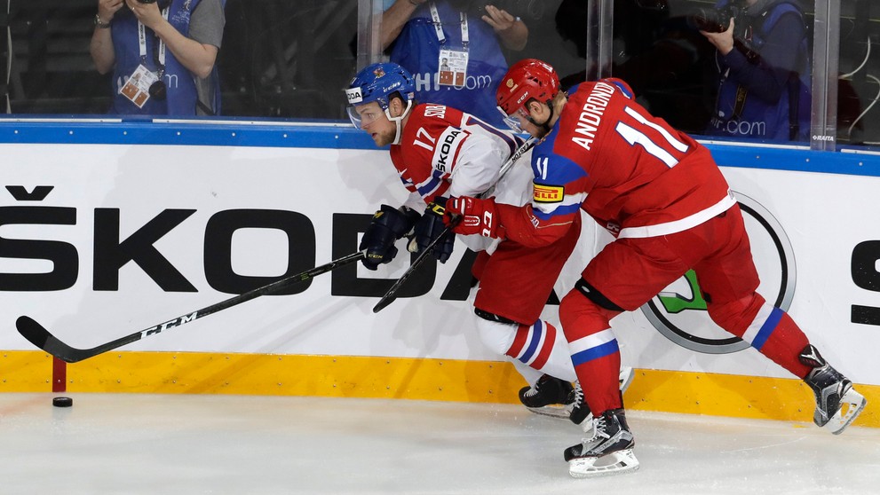 Rus Sergei Andronov (vpravo) atakuje vo štvrťfinále MS 2017 Čecha Vladimíra Sobotku.