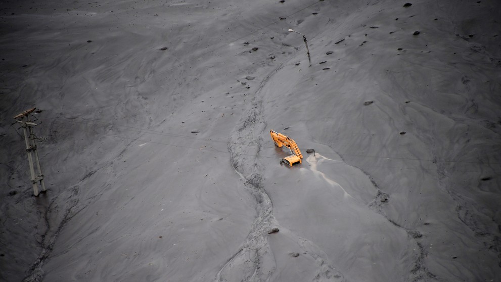 Z bahna, ktoré pochovalo veľkú časť mesta, trčia len elektrické stĺpy a ťažká technika.