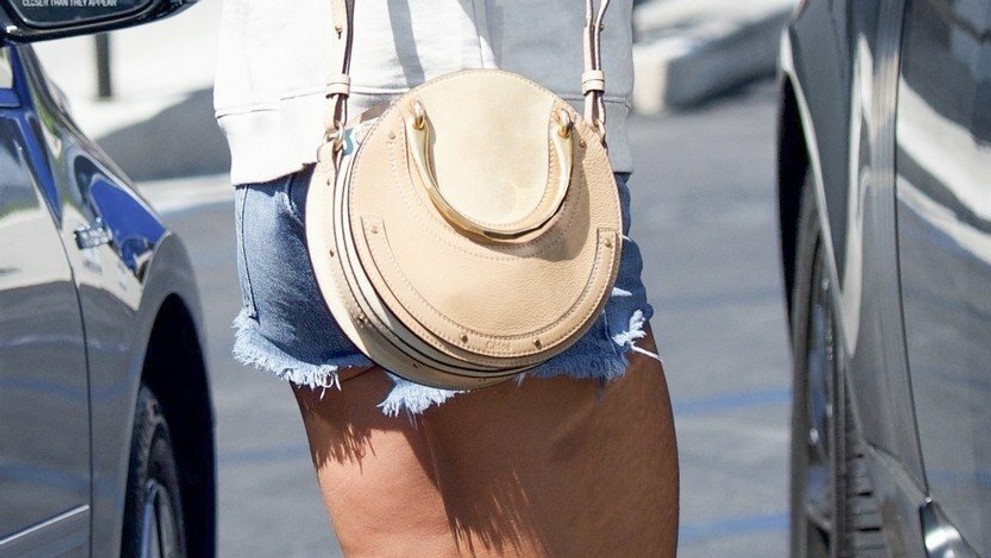 Alessandra Ambrosio v ultrakrátkych džínsoch ukázala celulitídu